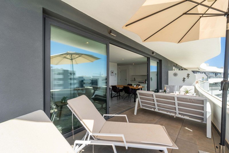 Terraza con mobiliario exterior en Higuerón West