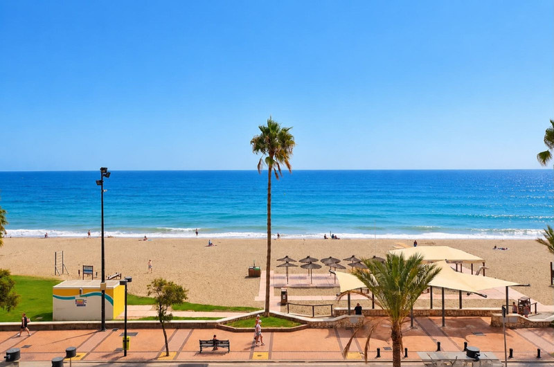 Vistas frontales al mar desde apartamento primera línea de playa Fuengirola